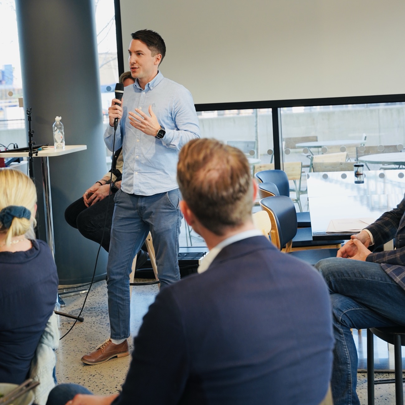 Niclas Kvanvig holder foredrag for en gruppe deltakere