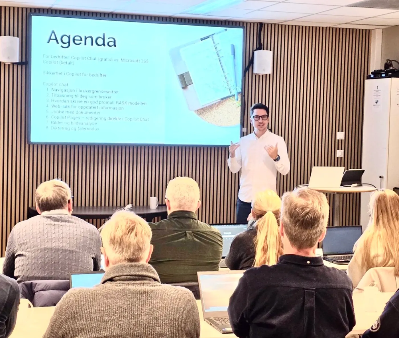 Niclas holder AI-kurs for en gruppe deltakere
